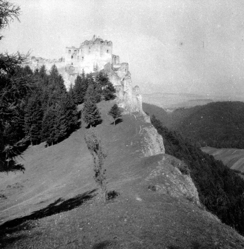 22 Exteriér hradu z roku 1950